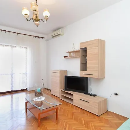 Cozy In With Terrace Apartment Peroj